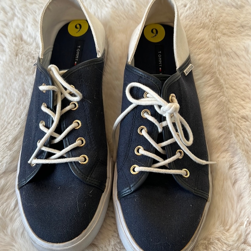 Tommy Hilfiger tennis shoes. White and blue size 9